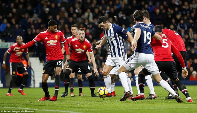 Bắt chước Man City không thành, Man United lại thắng thót tim kiểu Mourinho - Ảnh 22.