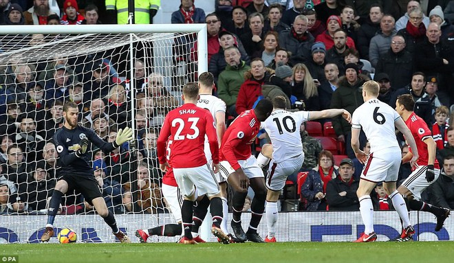 Lingard tỏa sáng, 3 thầy trò Mourinho, Ibra, Lukaku vẫn suýt giật sập Old Trafford - Ảnh 8.