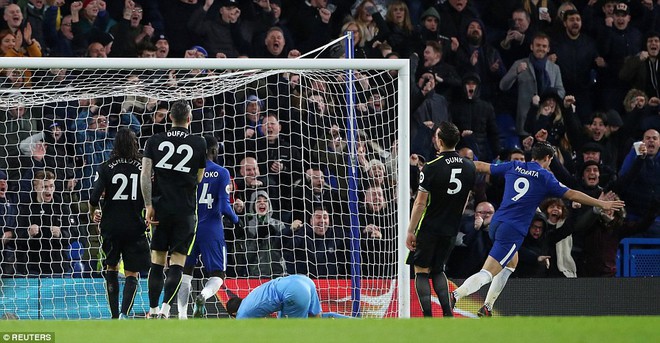 Bộ tứ đấu sỹ tỏa sáng, Chelsea phả hơi thở nóng gáy Man United - Ảnh 24.