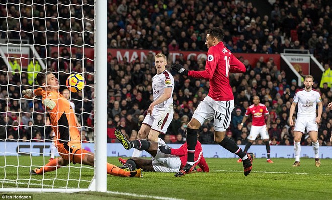 Lingard tỏa sáng, 3 thầy trò Mourinho, Ibra, Lukaku vẫn suýt giật sập Old Trafford - Ảnh 20.