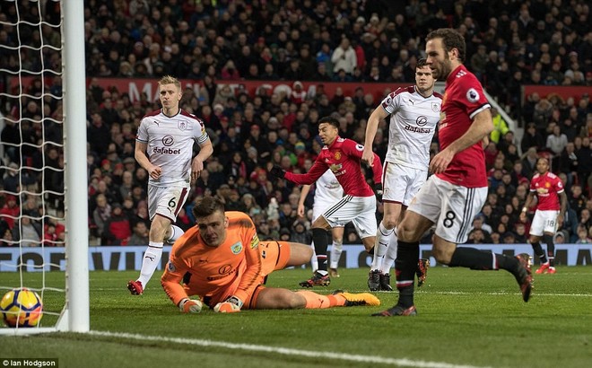 Lingard tỏa sáng, 3 thầy trò Mourinho, Ibra, Lukaku vẫn suýt giật sập Old Trafford - Ảnh 21.