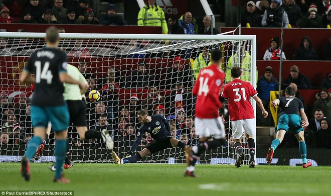 Lukaku nằm cáng rời sân, Man United mất điểm giữa vô vàn tin dữ - Ảnh 3.