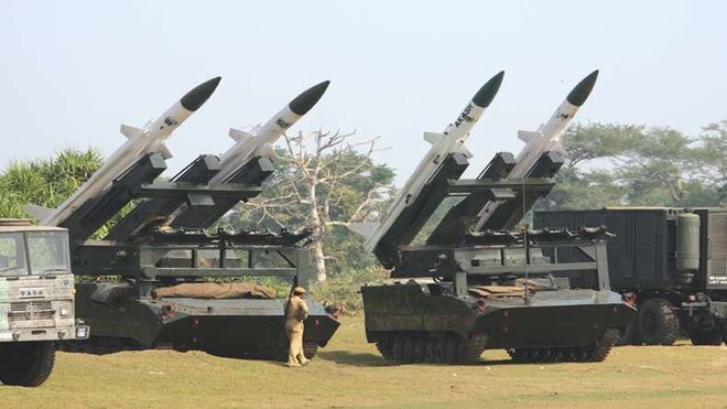 Sau BrahMos, Ấn Độ muốn bán tên lửa phòng không tối tân cho Việt Nam - Ảnh 2.