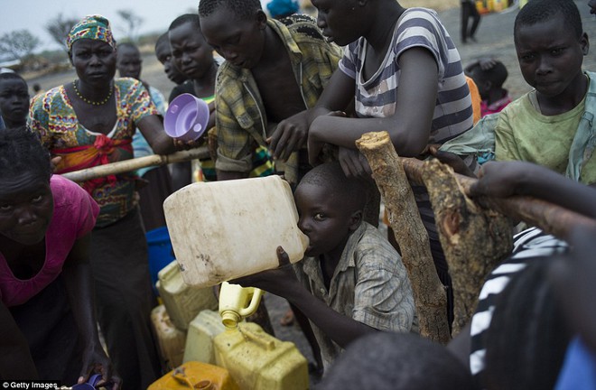 Chiến tranh liên miên, người dân Nam Sudan phải ăn cỏ dại và rong để sống qua ngày - Ảnh 4.