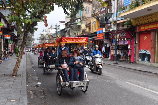 [Ảnh] Dân Hà Nội tự tháo dỡ phần vi phạm vỉa hè ở tuyến đường đắt đỏ bậc nhất - Ảnh 17.