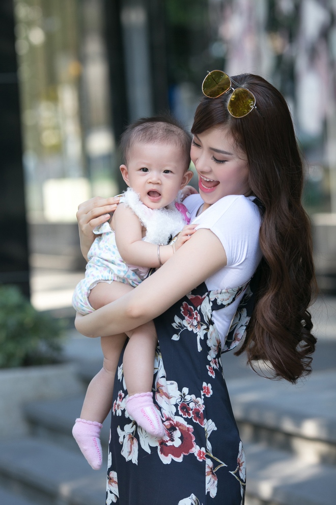 Á hậu Diễm Trang xinh đẹp, đưa con gái 6 tháng tuổi đi dạo phố - Ảnh 4.
