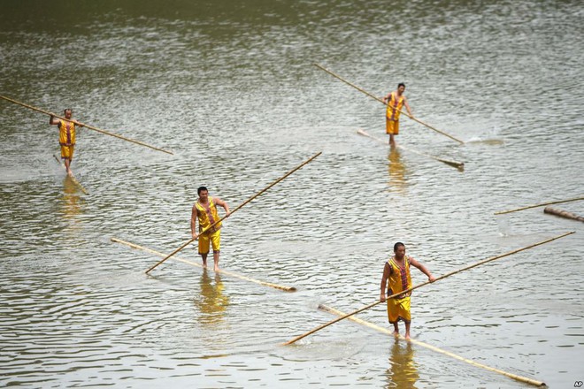 24h qua ảnh: Bé gái bế em nhỏ trong trại sơ tán ở Philippines - Ảnh 10.