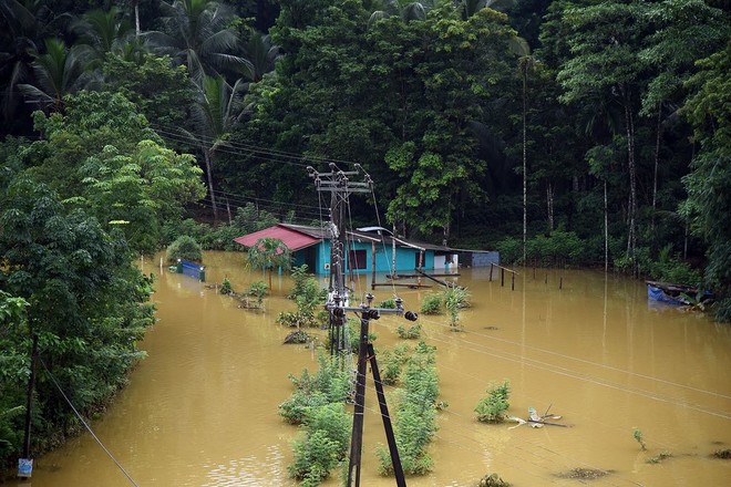 24h qua ảnh: Phiến quân dựng chướng ngại vật trên đường phố Marawi, Philippines - Ảnh 9.