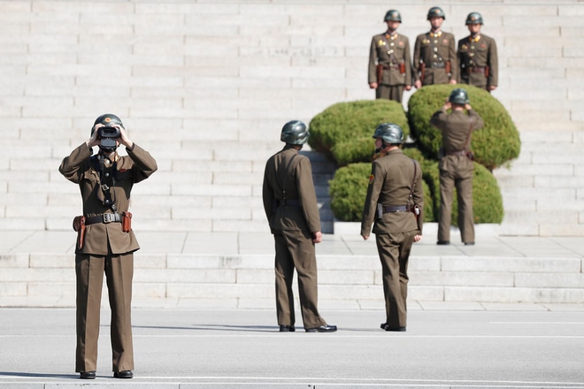 7 ngày qua ảnh: Binh sĩ Triều Tiên giám sát Bộ trưởng Quốc phòng Mỹ thăm Hàn Quốc - Ảnh 2.