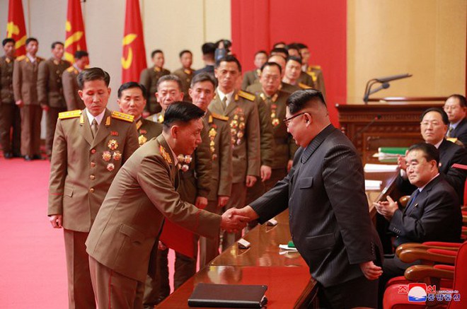 Ảnh: Ông Kim Jong-un tươi cười bắt tay người tham gia thử nghiệm tên lửa Hwasong-15 - Ảnh 5.