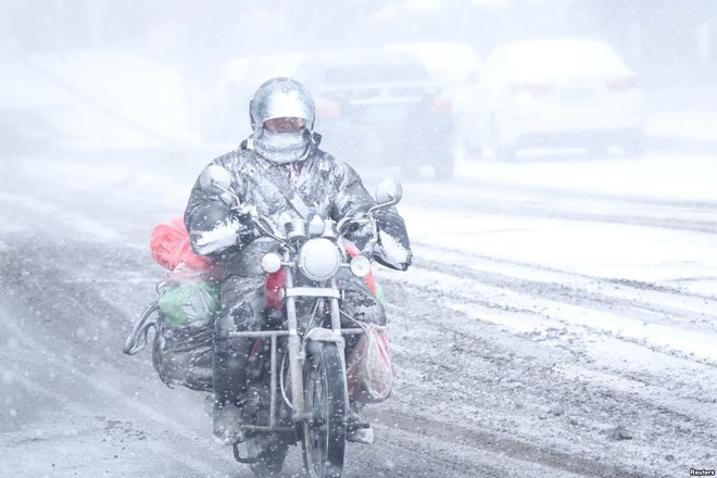 24h qua ảnh: Người đàn ông lái xe trong bão tuyết khủng khiếp ở Trung Quốc - Ảnh 4.