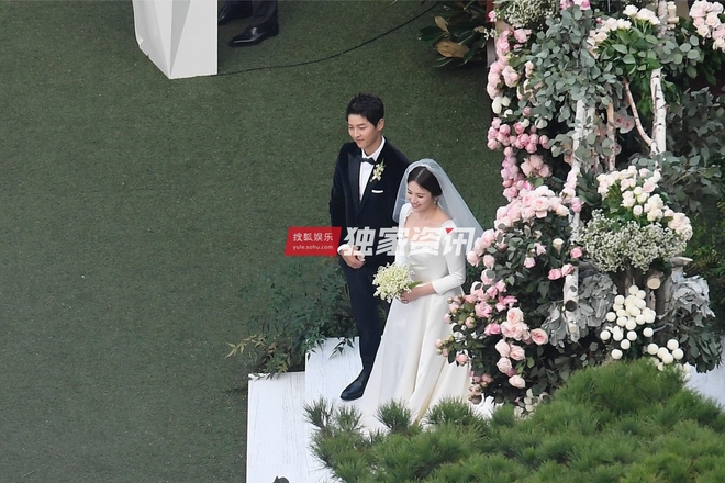 [TRỰC TIẾP TỪ HÀN QUỐC] Siêu đám cưới Song Hye Kyo - Song Joong Ki: Cô dâu chú rể tươi rói bên dàn khách mời hạng A - Ảnh 13.