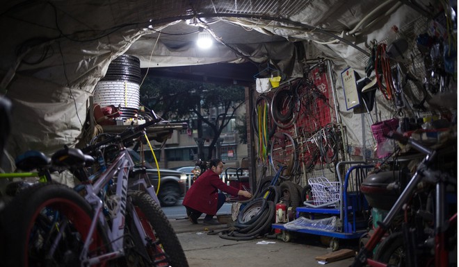 Cận cảnh cuộc sống bên dưới hầm trú bom trong thời bình ở Trung Quốc - Ảnh 4.