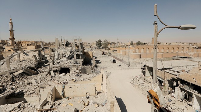 Raqqa: 20.000 thường dân run rẩy sợ bom rơi đạn lạc khi bệnh viện độc nhất trong tay... IS - Ảnh 1.