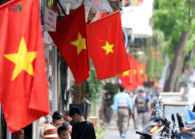 Hình ảnh: Quốc kỳ rực đỏ mọi ngả đường Hà Nội trong Ngày Chiến Thắng - Ảnh 6.