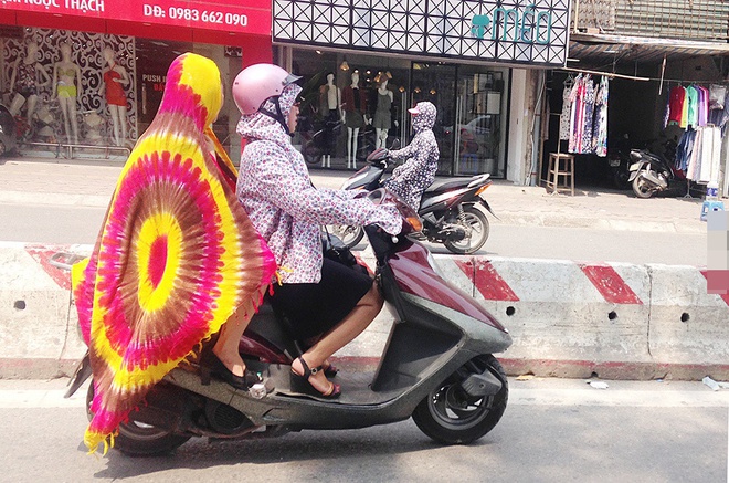 Nắng nóng kỷ lục, người thì vào siêu thị tránh nắng người thì ngồi giữa đường phơi nắng - Ảnh 4.