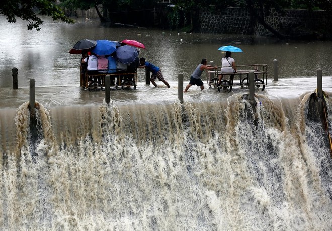 24h qua ảnh: Người gốc Hoa đốt núi vàng mã cháy ngùn ngụt ở Indonesia - Ảnh 1.