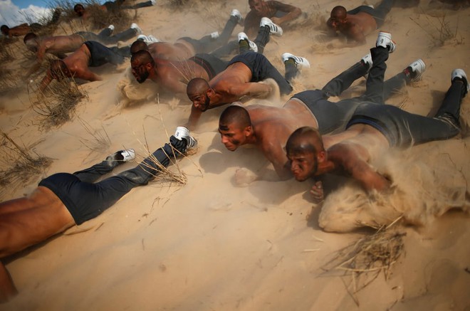 24h qua ảnh: Cảnh sát Palestine khổ luyện trên sa mạc - Ảnh 7.