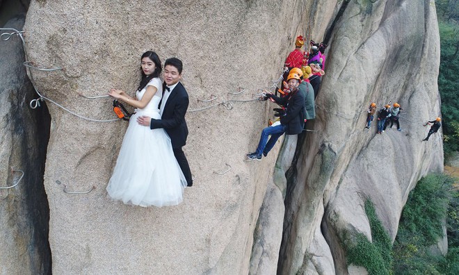 24h qua ảnh: Cặp đôi mạo hiểm chụp ảnh cưới trên vách núi dựng đứng - Ảnh 5.