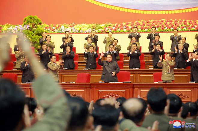 Ảnh: Ông Kim Jong-un tươi cười bắt tay người tham gia thử nghiệm tên lửa Hwasong-15 - Ảnh 6.