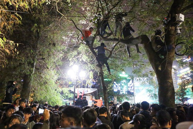 Phố đi bộ HN kín người, nhiều thanh niên trèo lên cây, leo nhà vệ sinh để xem ca nhạc - Ảnh 4.