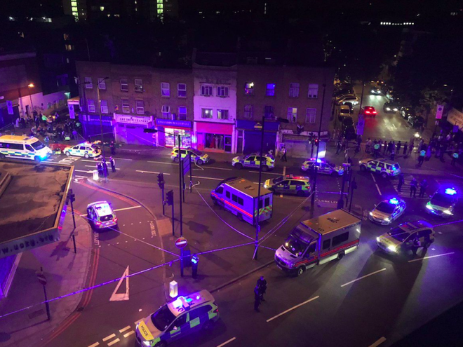 Vụ xe tải đâm vào đám đông ở London: Kẻ tấn công la hét giết hết người Hồi giáo - Ảnh 2.
