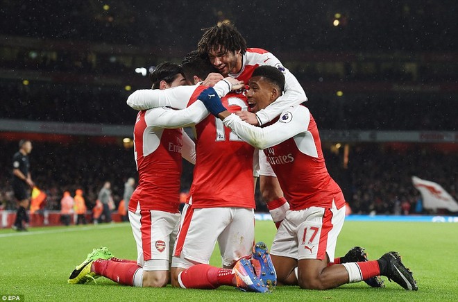 Chân gỗ Giroud lập siêu phẩm, Arsenal cười vào mũi Man United - Ảnh 7.