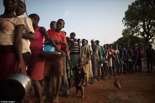 Chiến tranh liên miên, người dân Nam Sudan phải ăn cỏ dại và rong để sống qua ngày - Ảnh 6.