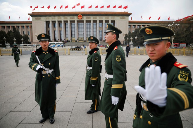 24h qua ảnh: Xe tăng NATO ồ ạt áp sát biên giới Nga - Ảnh 1.