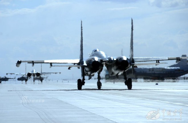 [ẢNH] Song kiếm Su-30MKK và J-10 của Trung Quốc huấn luyện tác chiến - Ảnh 7.
