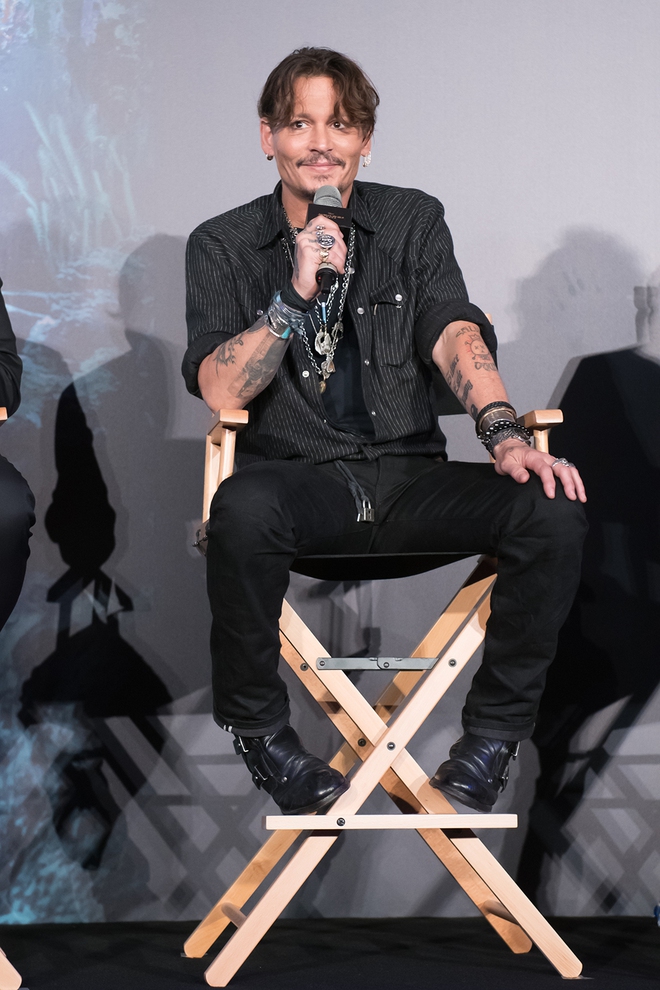 Tài tử Johnny Depp bị quản lý kéo văng trên thảm đỏ vì ký tên cho fan - Ảnh 7.