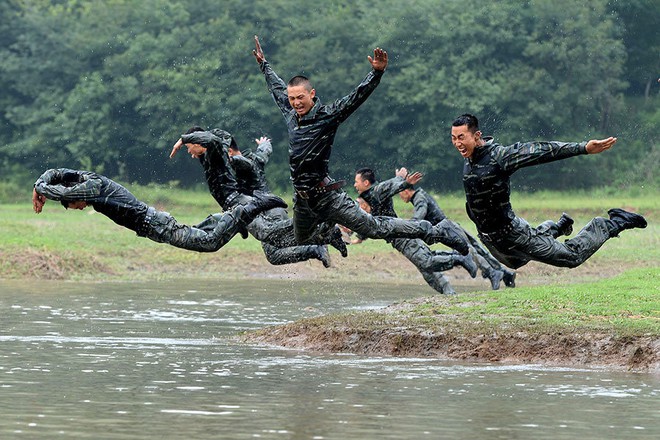 7 ngày qua ảnh: Cậu bé Campuchia ăn nhện khổng lồ - Ảnh 2.