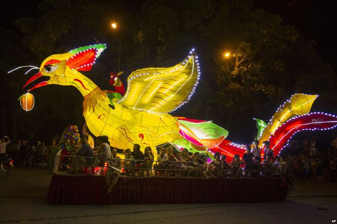 24h qua ảnh: Đèn lồng khổng lồ đón Trung Thu ở Việt Nam - Ảnh 7.