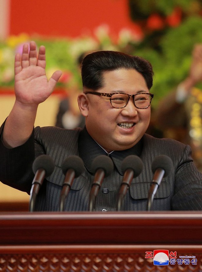 Ảnh: Ông Kim Jong-un tươi cười bắt tay người tham gia thử nghiệm tên lửa Hwasong-15 - Ảnh 7.