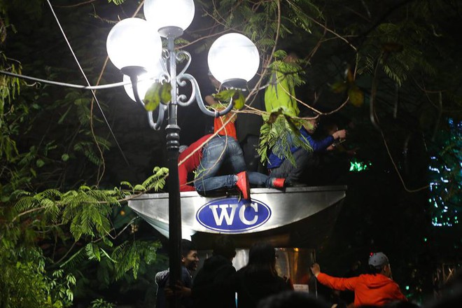 Phố đi bộ HN kín người, nhiều thanh niên trèo lên cây, leo nhà vệ sinh để xem ca nhạc - Ảnh 2.