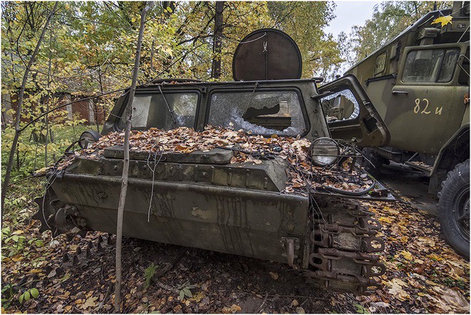 Choáng ngợp trước “nghĩa địa” xe tăng và trang thiết bị vũ khí của Nga - Ảnh 1.
