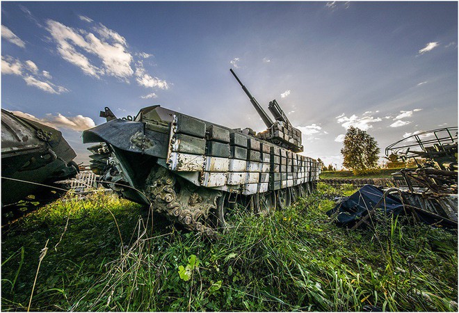 Choáng ngợp trước “nghĩa địa” xe tăng và trang thiết bị vũ khí của Nga - Ảnh 10.