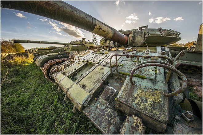 Choáng ngợp trước “nghĩa địa” xe tăng và trang thiết bị vũ khí của Nga - Ảnh 6.