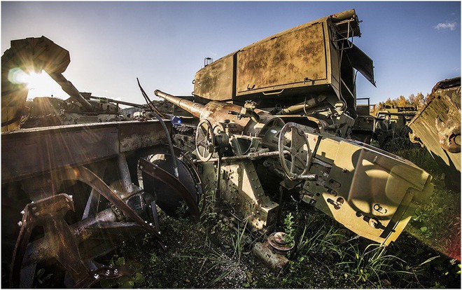 Choáng ngợp trước “nghĩa địa” xe tăng và trang thiết bị vũ khí của Nga - Ảnh 9.
