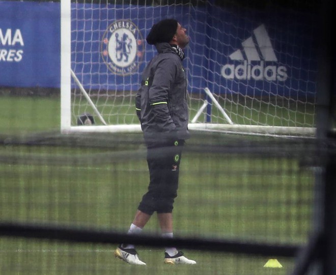 Diego Costa lủi thủi tập luyện một mình sau tin đồn rời Chelsea - Ảnh 1.