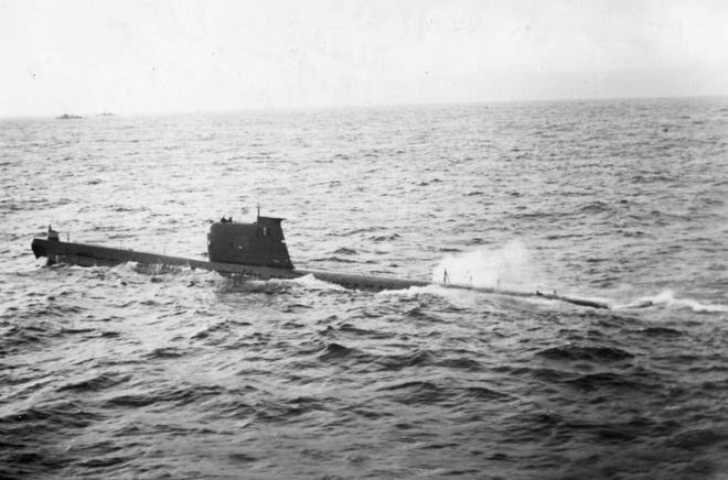 Bị truy đuổi và đánh bom dồn dập: Duy nhất 1 tàu ngầm Liên Xô húc thủng cũi nhốt cá mập - Ảnh 2.