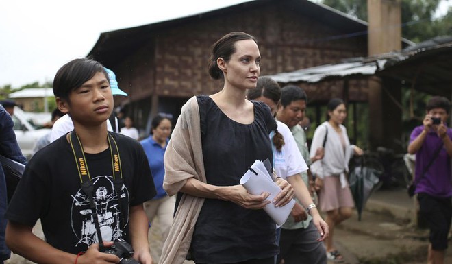 Quá lo lắng, Angelina Jolie thuê người giáo dục Pax Thiên về Việt Nam - Ảnh 2.