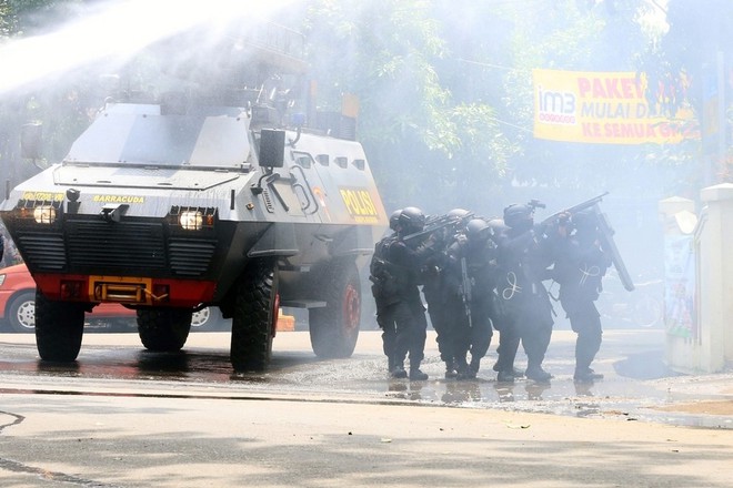 24h qua ảnh: Trực thăng Iraq phóng tên lửa đỏ trời diệt IS - Ảnh 1.