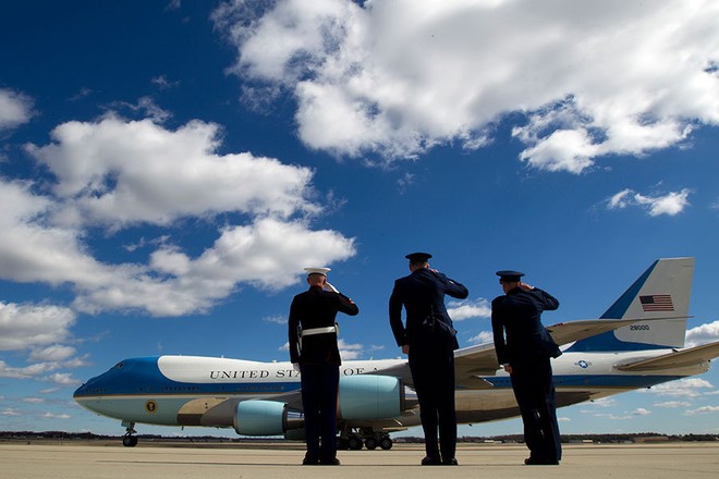 24h qua ảnh: Quân nhân Mỹ chào tạm biệt Không lực Một chở Tổng thống Donald Trump - Ảnh 7.