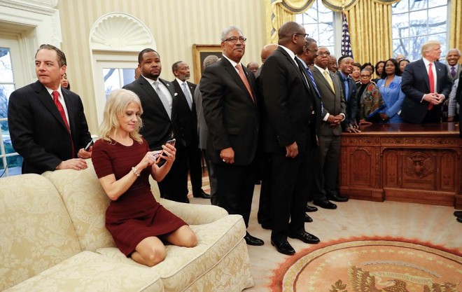 7 ngày qua ảnh: Nữ cố vấn của Trump đi giày cao gót lên ghế ở Phòng bầu dục - Ảnh 5.