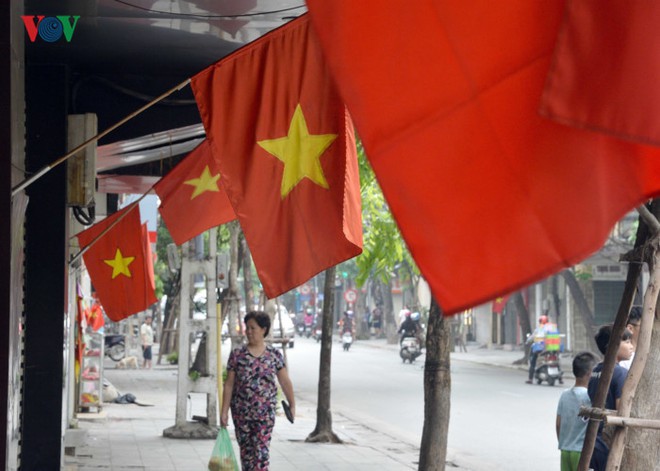 Hình ảnh: Quốc kỳ rực đỏ mọi ngả đường Hà Nội trong Ngày Chiến Thắng - Ảnh 8.