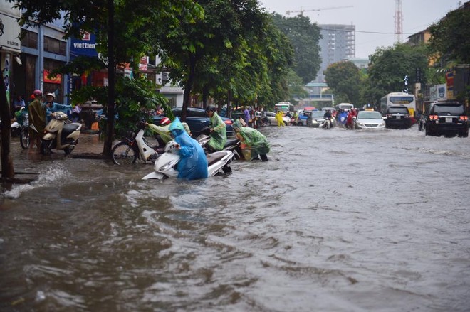 Người Hà Nội bơi trong biển nước sau trận mưa như trút - Ảnh 2.