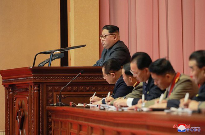 Ảnh: Ông Kim Jong-un tươi cười bắt tay người tham gia thử nghiệm tên lửa Hwasong-15 - Ảnh 8.