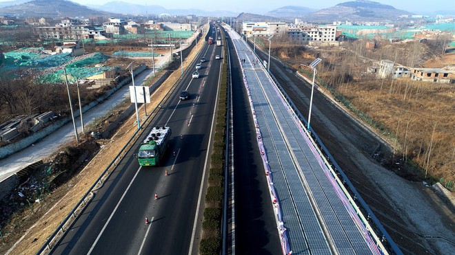 24h qua ảnh: Đường thảm tấm pin mặt trời đầu tiên thế giới ở Trung Quốc - Ảnh 5.