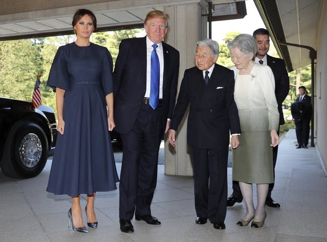 Tổng thống Trump gặp Nhật hoàng và cùng Thủ tướng Abe cho cá ăn - Ảnh 3.